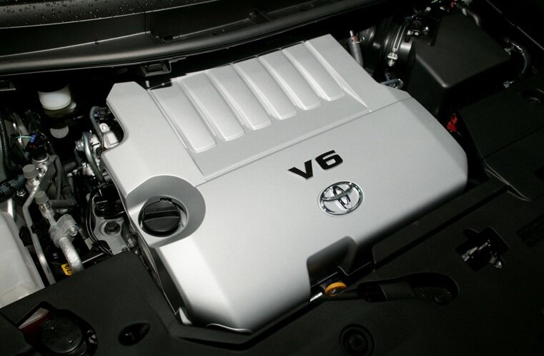 Хайлендер какие двигатели. Toyota Blade 3.5. Двигатель Toyota Highlander 3.5 2011. 2gr Fe под капотом. Крышка двигателя Тойота Камри 3.5.