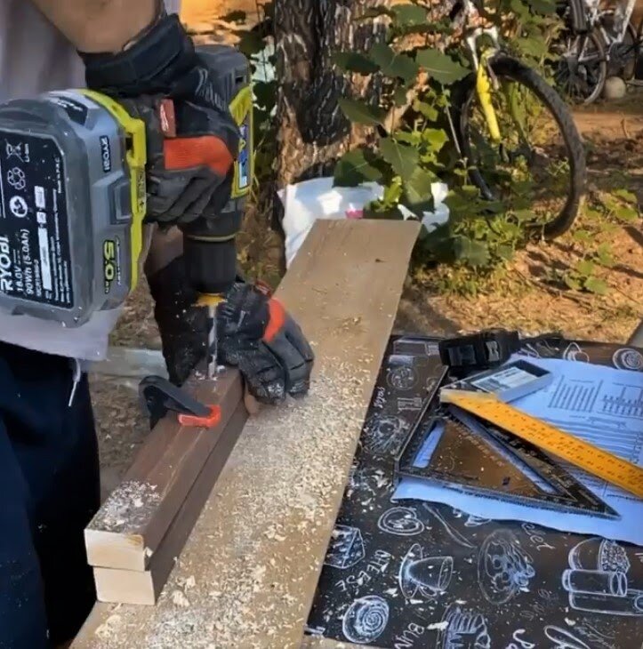 Сверлим отверстия для столешницы