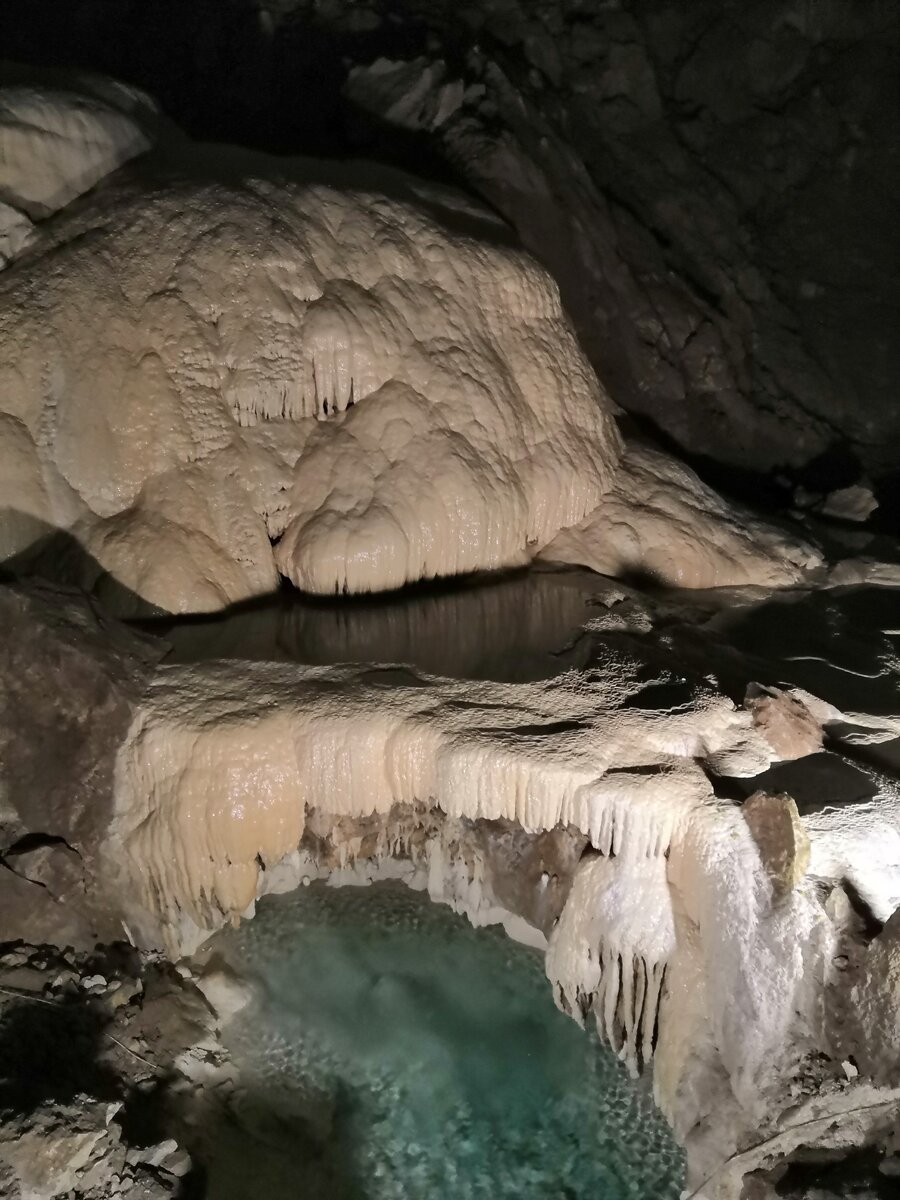 А здесь словно кит или морж огромный спящий расположился