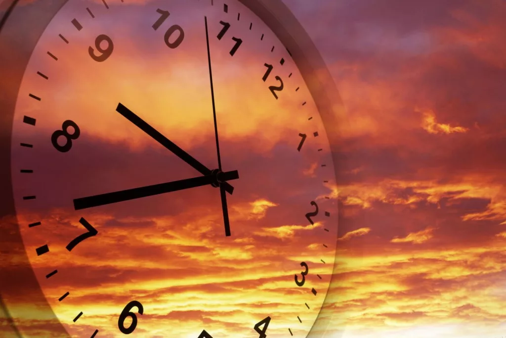 Часы абстракция. Жизненные часы. Часы счастья. Будильник счастливые часы. Часы на ярком фоне.