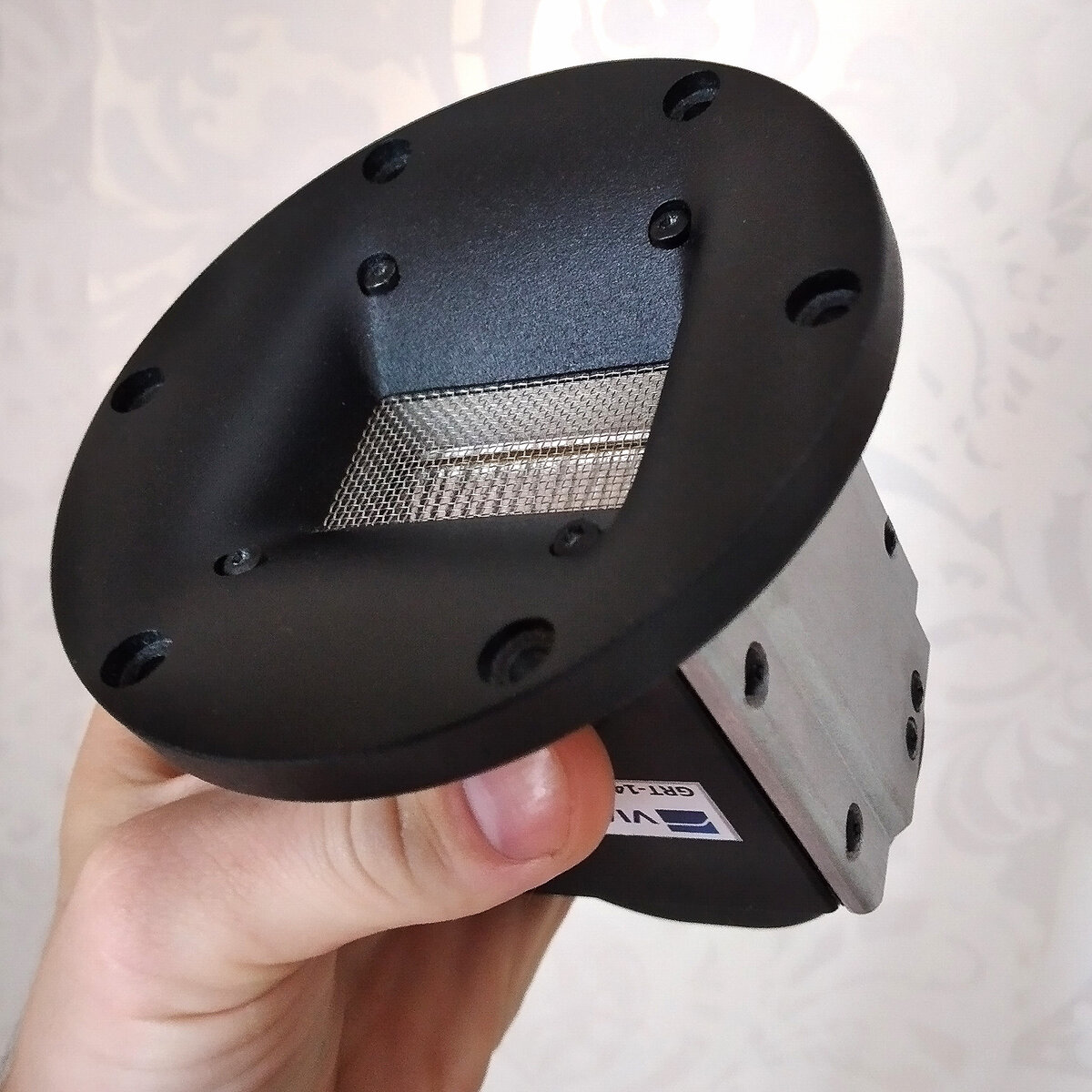 Или вот такой монстр, тоже из числа домашнего звука. Почти килограмм металла! Вот разве не интересно, чем именно он отличается по звуку от обычных человеческих динамиков?)) 