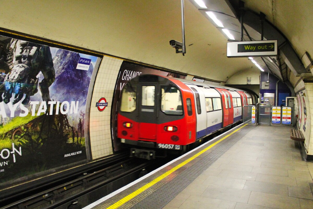 Верхушки вагонов как-будто скошены.