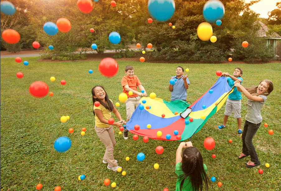 Добрый день зрители канала!!!Рада вас видеть)) Сегодня хочу поделиться тем чем мы занимаемся в деревне,какие тематические дни я устраивала для своих детей.
Первое искать клад-задавала им вопросы и каждый ответ их приводил в определенное место ,и так они доходили до того, где нужно выкопать клад.
Еще устроила полосу препятствий для большего интереса.
Второе-день почтальона.
Одела их как будто они почтальоны.Проходили всякие задания-поставить печати,сортировали по городам,писали бабушка соседкам приятные записки и бросали в ящик))),также написали настоящие письма и отправили родственникам,в конце получили небольшую награду.
Третье день красоты.
У меня сын и дочь.Они были и парикхмахерами (делали мне и бабушки прически),красили нам ногти,делали макияж,делали тату переводное,,подобрали платье.И в итоге собрали нас с бабушкой на бал)))Мы потанцевали -было весело.
Четвертое показ мод,королевский день.Дочь была имениницей.И я ее сделала принцессой,сделала ей королевское расписание,королевский обед а вечером устроили показ мод и дискотеку,которые сами сделали наряды и ходили как настоящие модели)))
Мне очень повезло что моя мама всегда меня поддерживает в таких идеях
Пятое-День художника.Художник потерял цвета красок и они их находили,а в конце мы рисовали общую картину.
Я очень люблю для них что-то придумывать))).
Спасибо что прочитали.Пишите а что вы для детей устраиваете,с удовольствием почитаю.