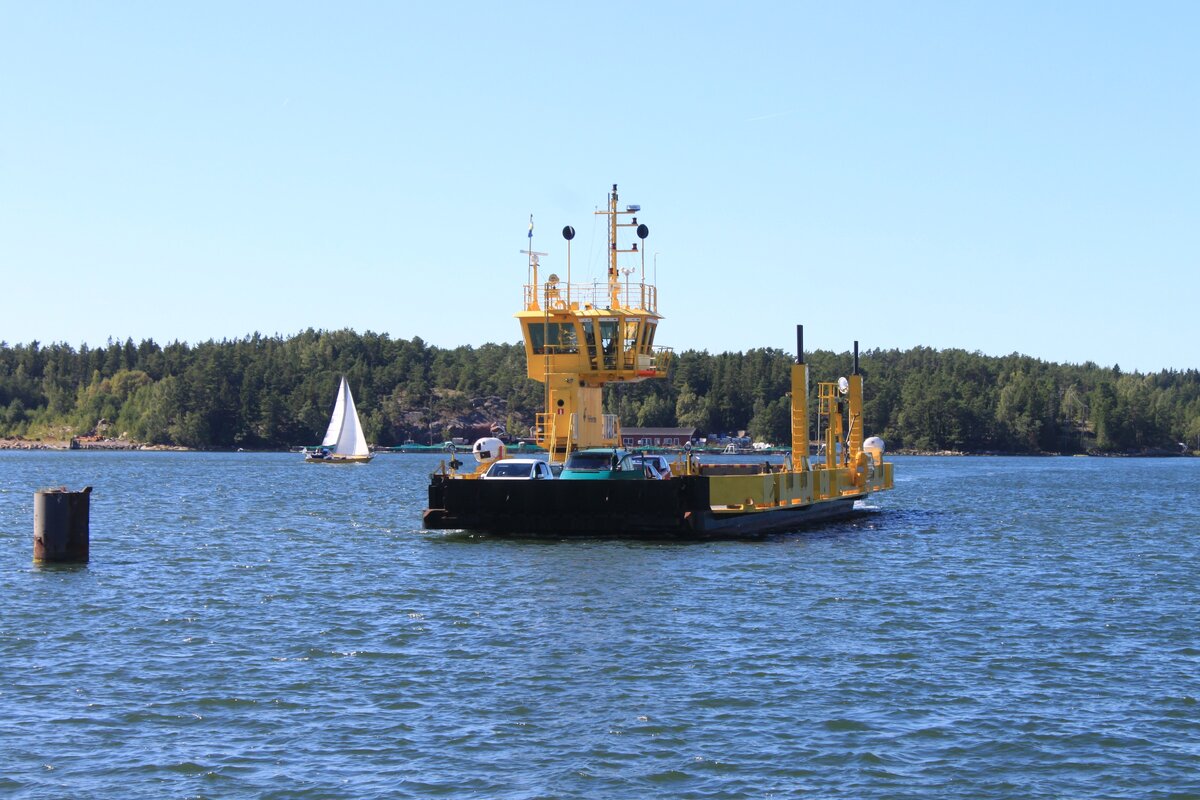 начать надо с того, что все перевозки паромами между островами архипелага осуществляются БЕСПЛАТНО. Именно от слова совсем. 