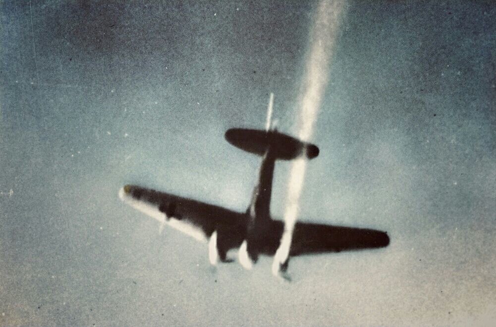 Немецкий бомбардировщик Хейнкель He-111 с горящим двигателем в небе на Восточном фронте. 1941. Источник: waralbum.ru. Фотография использована в качестве иллюстрации.