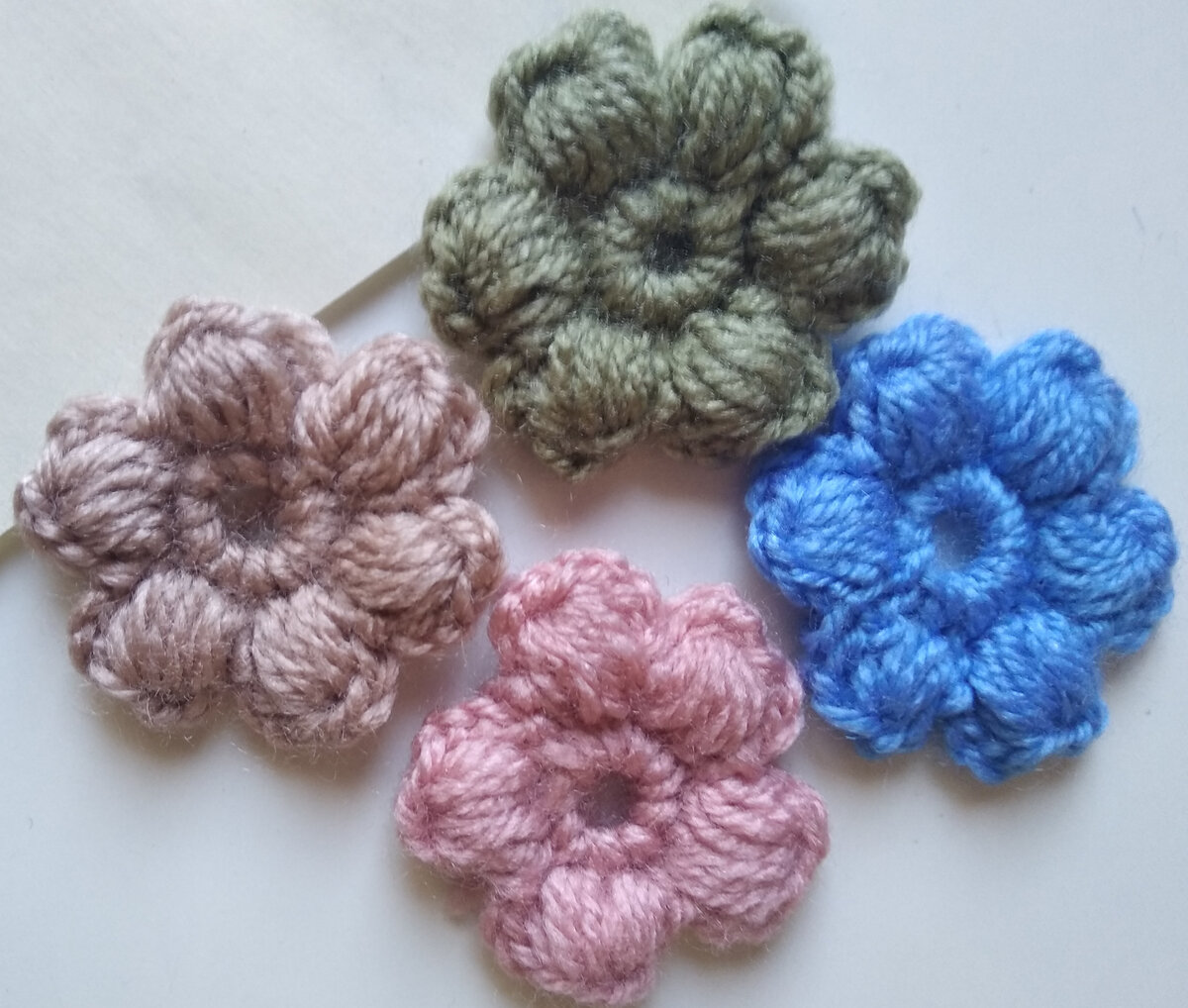 Большие объемные цветы крючком в видео уроке начинающим | Crochet flowers, Crochet, Crochet cord