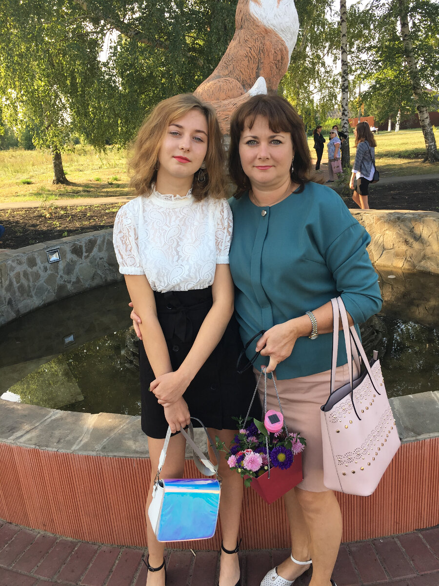 Это я и дочка в прошлом году у фонтана