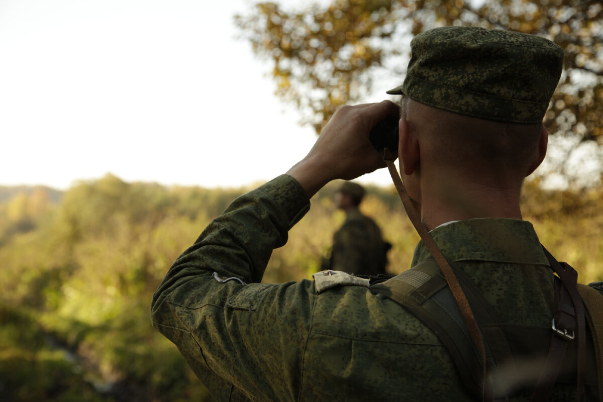 Фото военного со спины