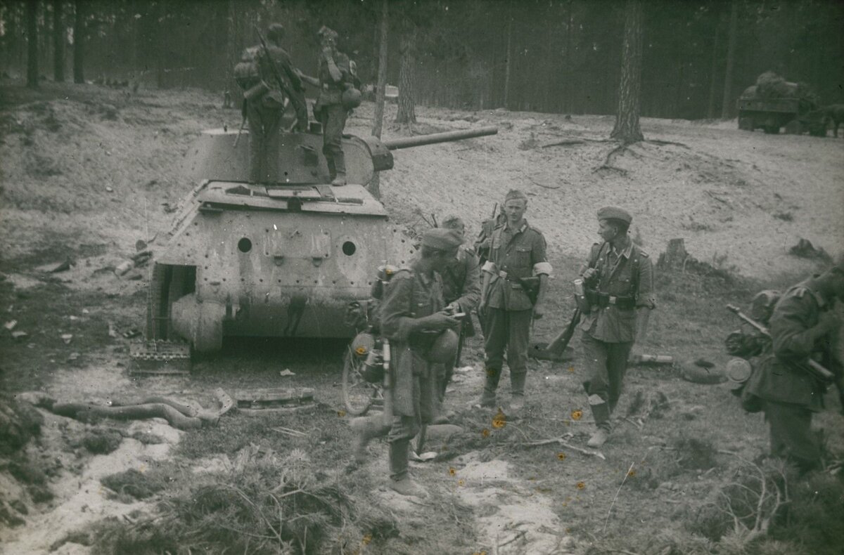 1941 немцы осматривают подбитый  советский танк  