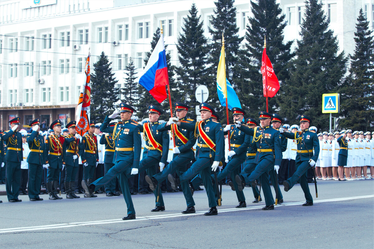 Знаменная группа. Дворцовая площадь парад знаменная группа. Парад 2003 на красной площади знаменная группа. Знаменная группа на параде. Знамённая группа вынос Знамени парад Победы Тула.