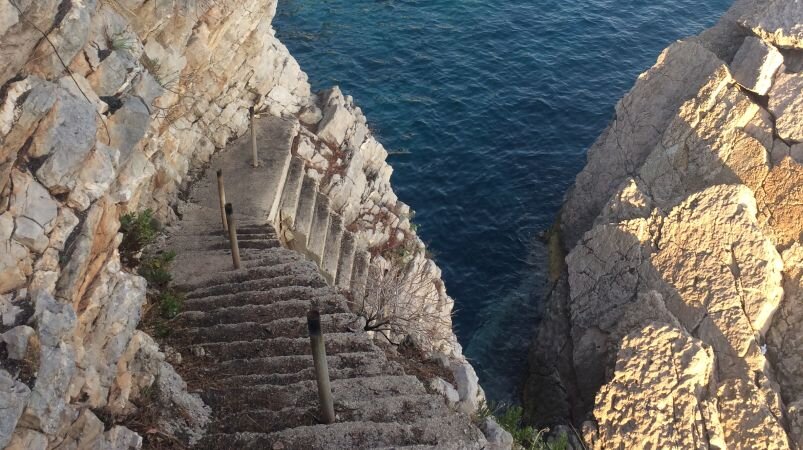                                         Лестница в скале не для слабонервных