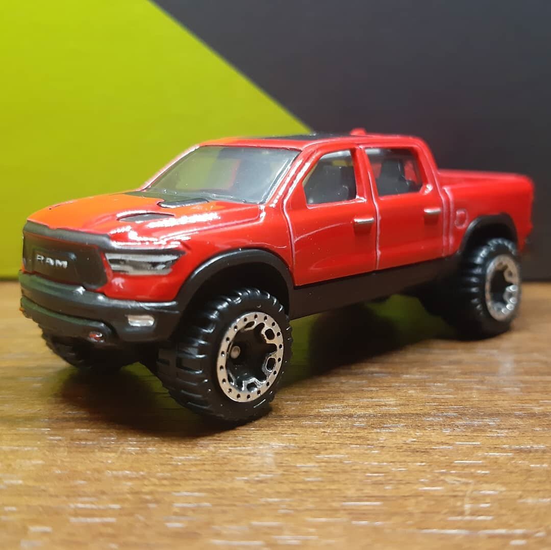 Всем привет. Сегодня хочу Вам показать автомобиль из моей коллекции. Hot Wheels 2020 Ram 1500 Rebel серия HW Hot Trucks 2/10. Год выпуска модели 2019 года. Автомобиль в кузове пикап. Кузов машинки верхняя часть металл. Нижняя пластик. Данная модель была доработана. Передняя часть. Фары и противотуманные в хром. Крюки в передний бампер красные. Ручки дверей в хром. Глушитель в хром.После не больших доработок машина стала гораздо лучше выглядеть. Если Вам не сложно поставьте лайк и обязательно подпишитесь на канал. Оставляйте Ваши комментарии. Интересно узнать Ваше мнение. Напишите если у Вас такая машина и в каком цвете. Я постараюсь для Вас делать интересный контент. Спасибо