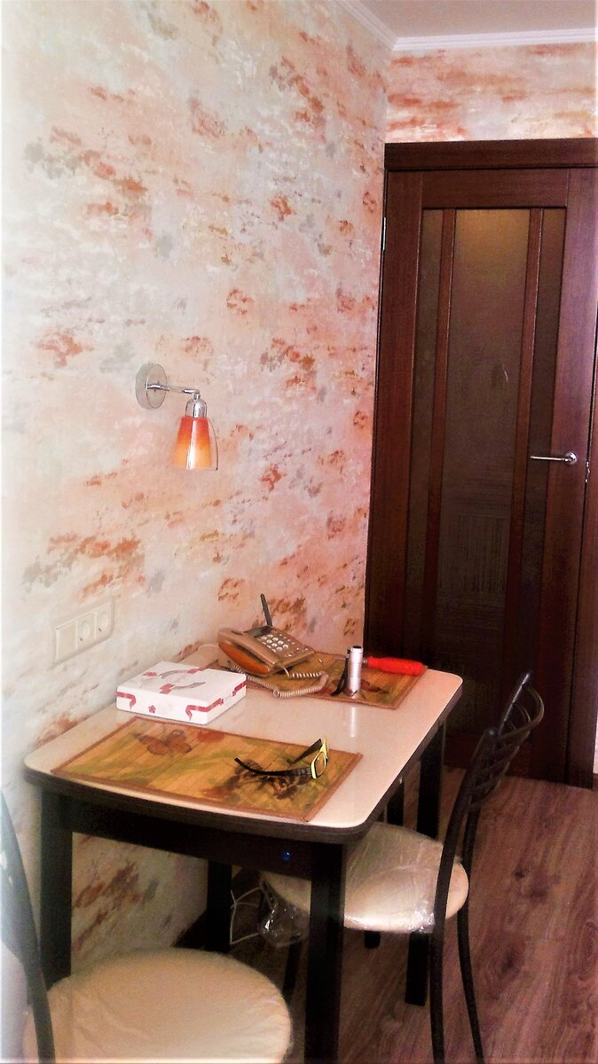 Моющиеся обои на кухне обладают одними полезными свойствами, но теряют другие.