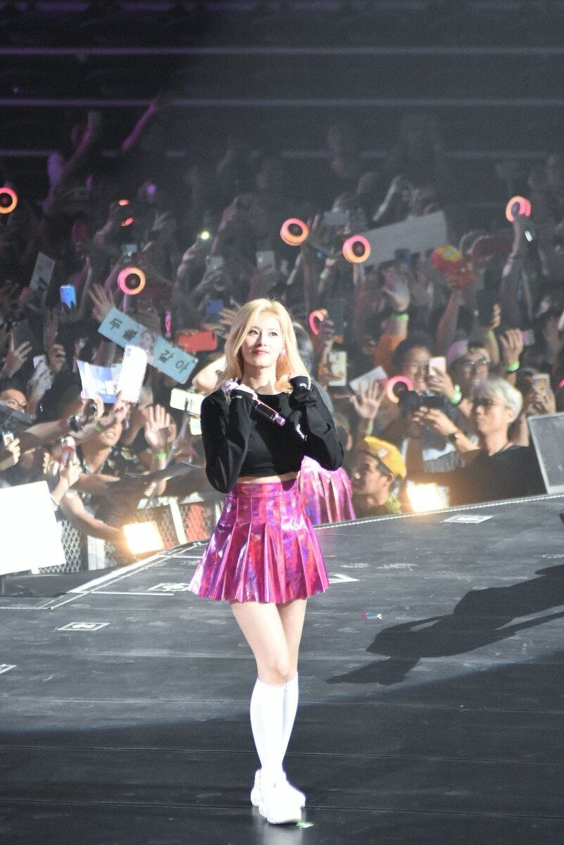 Сана из группы TWICE на концерте группы
