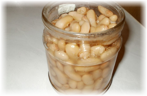 Самый простой вариант – купить фасоль в консервных банках. Туда продукт закатывают уже отваренным, и не нужны будут лишние труды на то, чтобы избавиться от горечи. Достаточно слить жидкость из банки, промыть и слегка посушить фасоль. Отлично подходит для салатов и тех блюд, в которых эти бобы не являются основным ингредиентом.