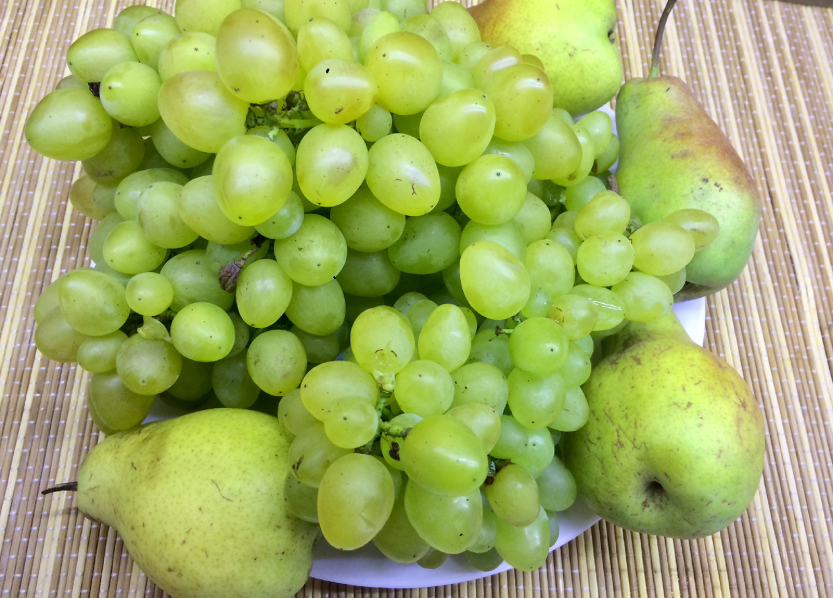 Мои покупки: виноград и груши. Это только 1 кисть!