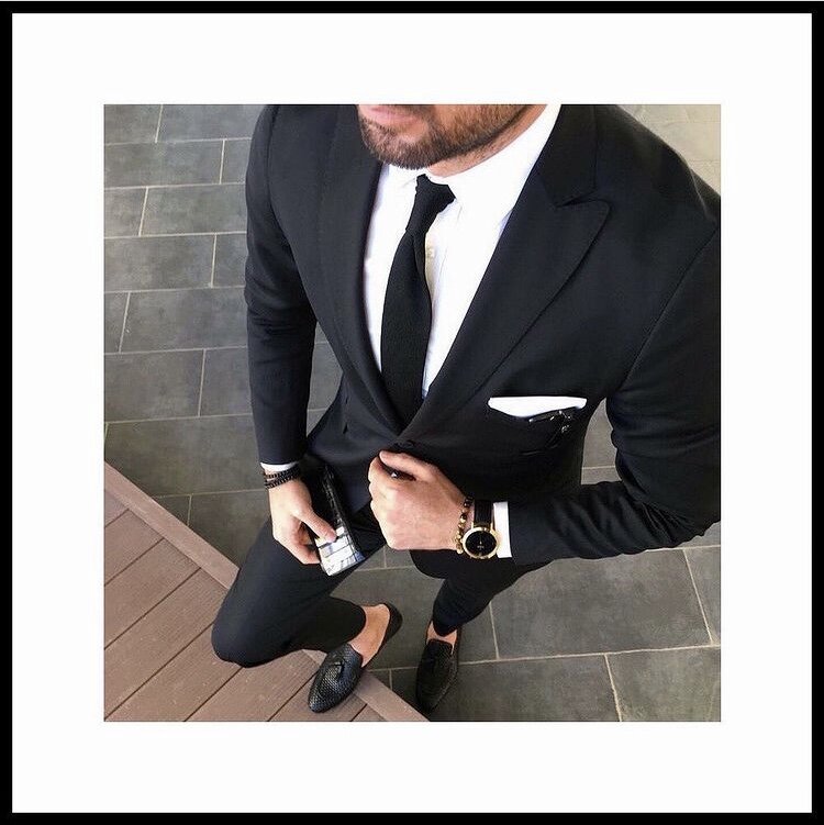 Фото из свободных источников #Черный  костюм чаще всего надевают на свадьбу, похороны или официальные мероприятия (встречи). Тут все цвета обуви, кроме черного, будут смотреться не уместно.