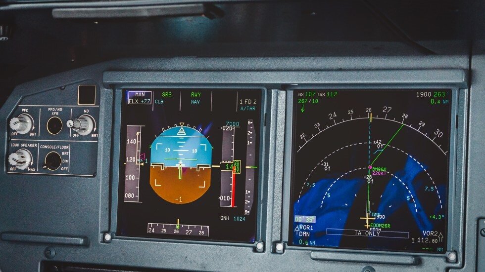 Навигационный и основной пилотажный дисплеи Airbus A320 (фото из открытых источников)