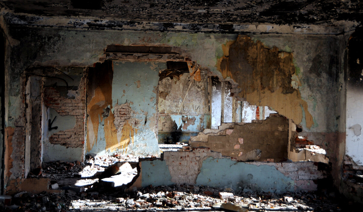 Вот, что бывает когда перепланировка следует за перепланировкой. Шутка. Это просто заброшка. Фото автора