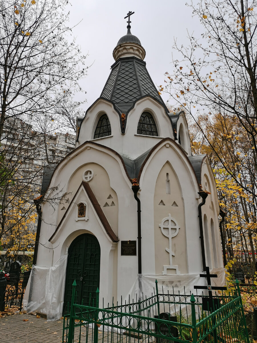 Богородское кладбище расположено на границе районов Богородское и Преображенское и является самым маленьким городским кладбищем столицы.