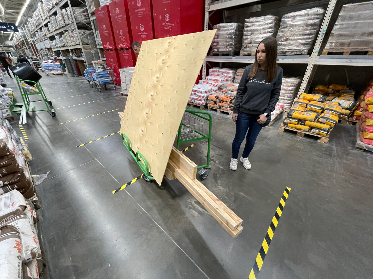 На материал портатил около 4500 рублей. Причем часть большая часть фанеры у меня еще и останется.