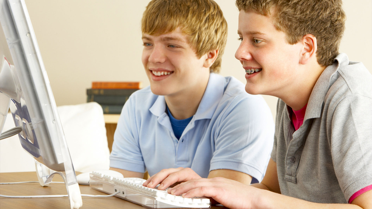 Зарабатывать в интернете подростку 15 лет. Фото школьника 14 лет. Виды заработка для подростков. Как заработать подростку на планшет. Как подзаработать подростку в школьные дни.