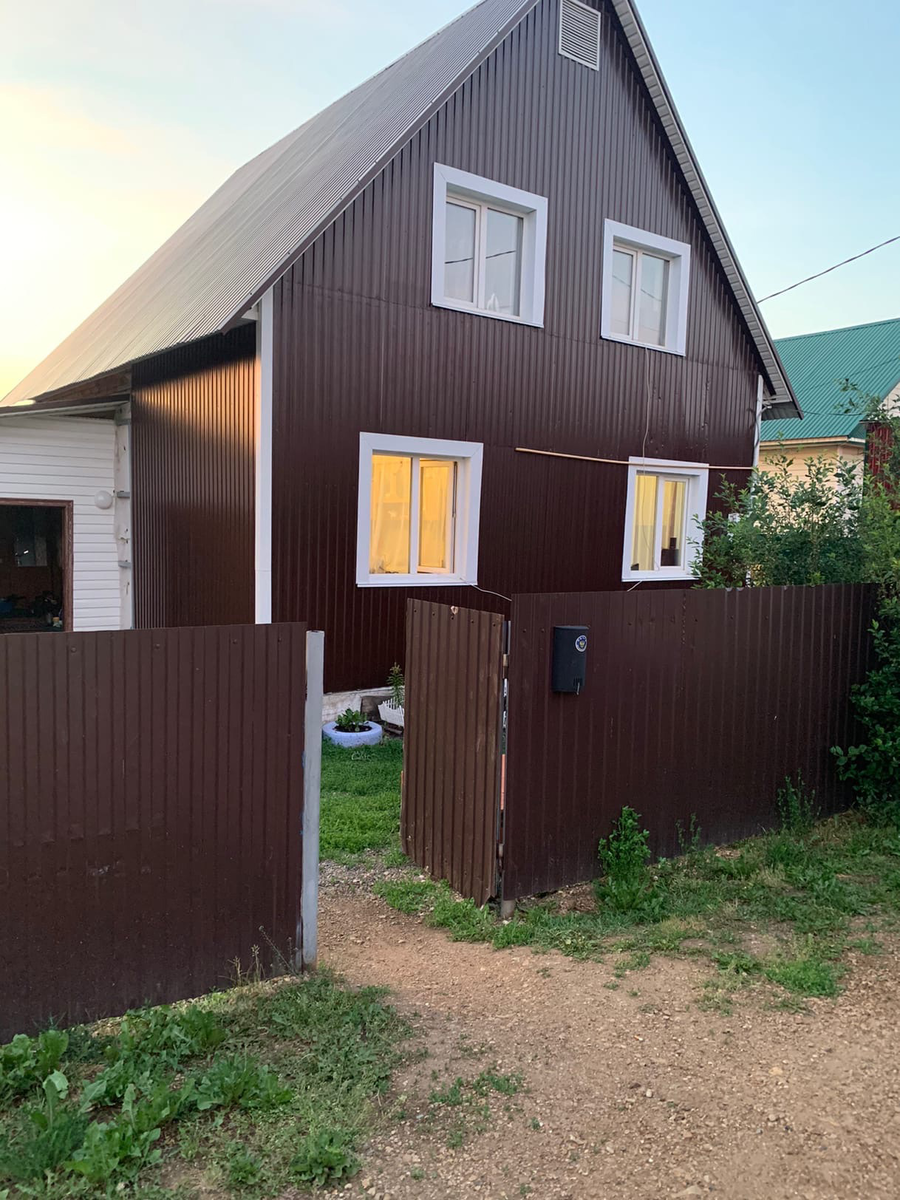 Так выглядел наш дом ДО облагораживания. Фото автора 