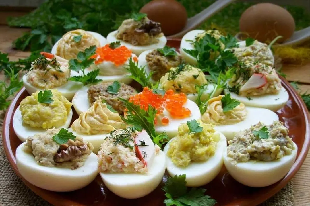 Яйца фаршированные лососем. Фаршированные яйца. Закуска яйца фаршированные. Закуски из яиц на праздничный стол. Закуски из яиц на праздничный стол.