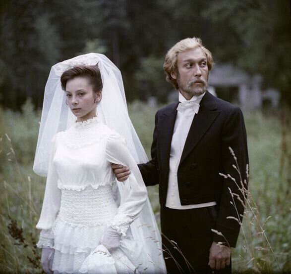 Кадр из фильма «Мой Ласковый и нежный зверь», 1978 год. Камышев ведёт Оленьку к жениху.
