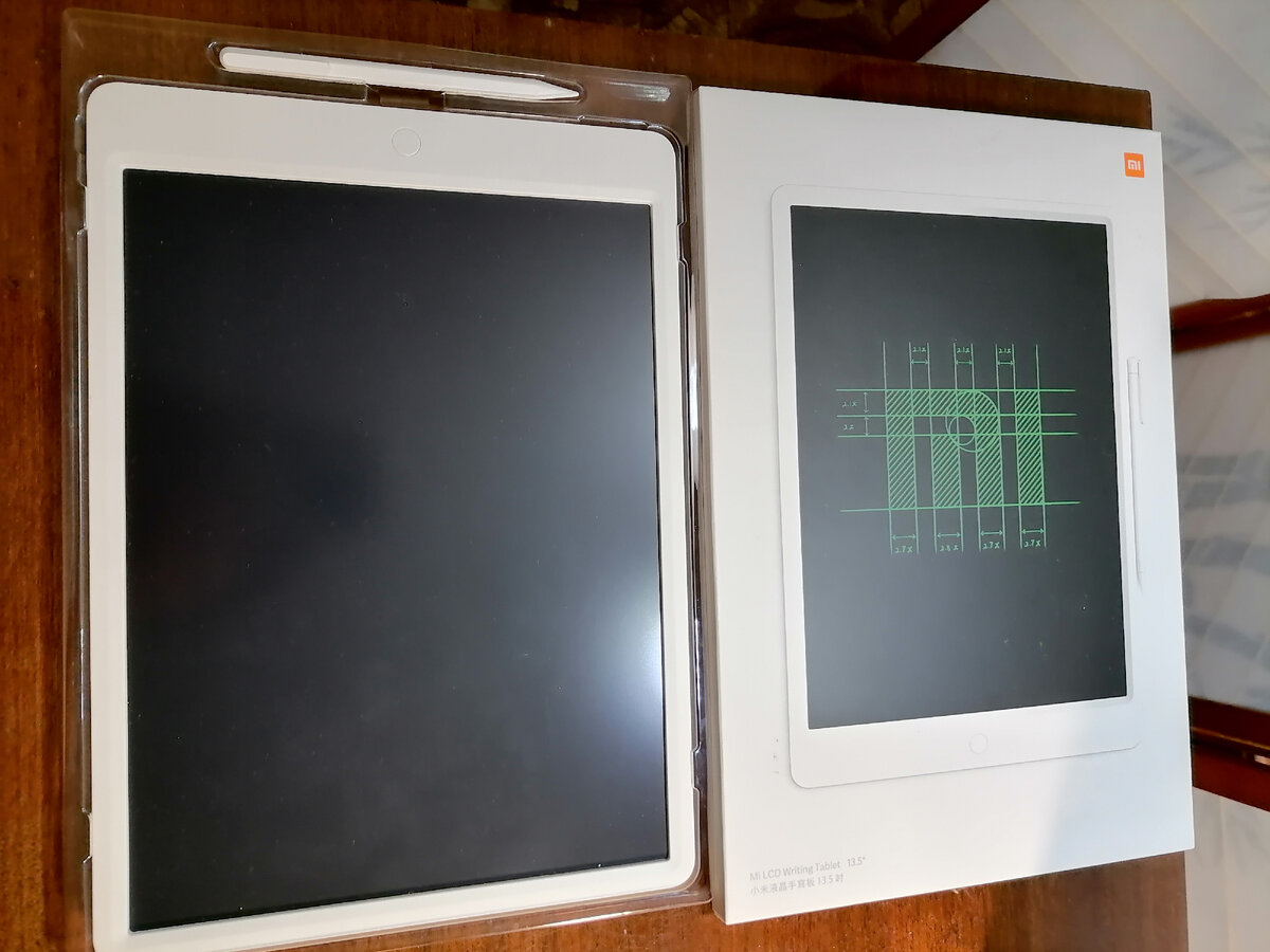 вот так он выглядит - сам планшет с ручкой для рисования и упаковка к нему. все смотрится достаточно серьезно, никогда не подумала бы, что ото просто экран для рисования