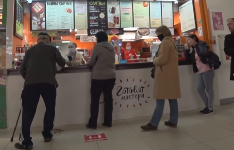 Пенсионер в супермаркете