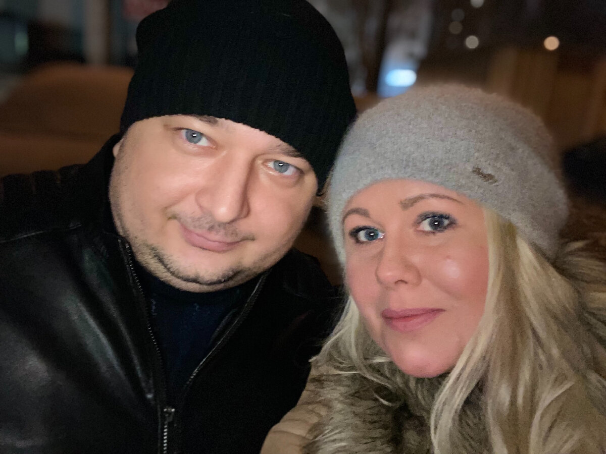 Встретила из командировки🥰. Автор блога с мужем. Фото автора.