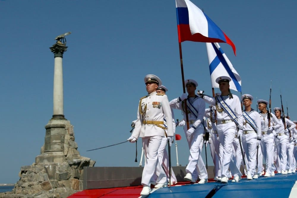 День военно морского флота в 24 году. С днем военно-морского флота Андреевский флаг. Парад военно морского флота в Севастополе. День ВМФ Андреевский флаг.