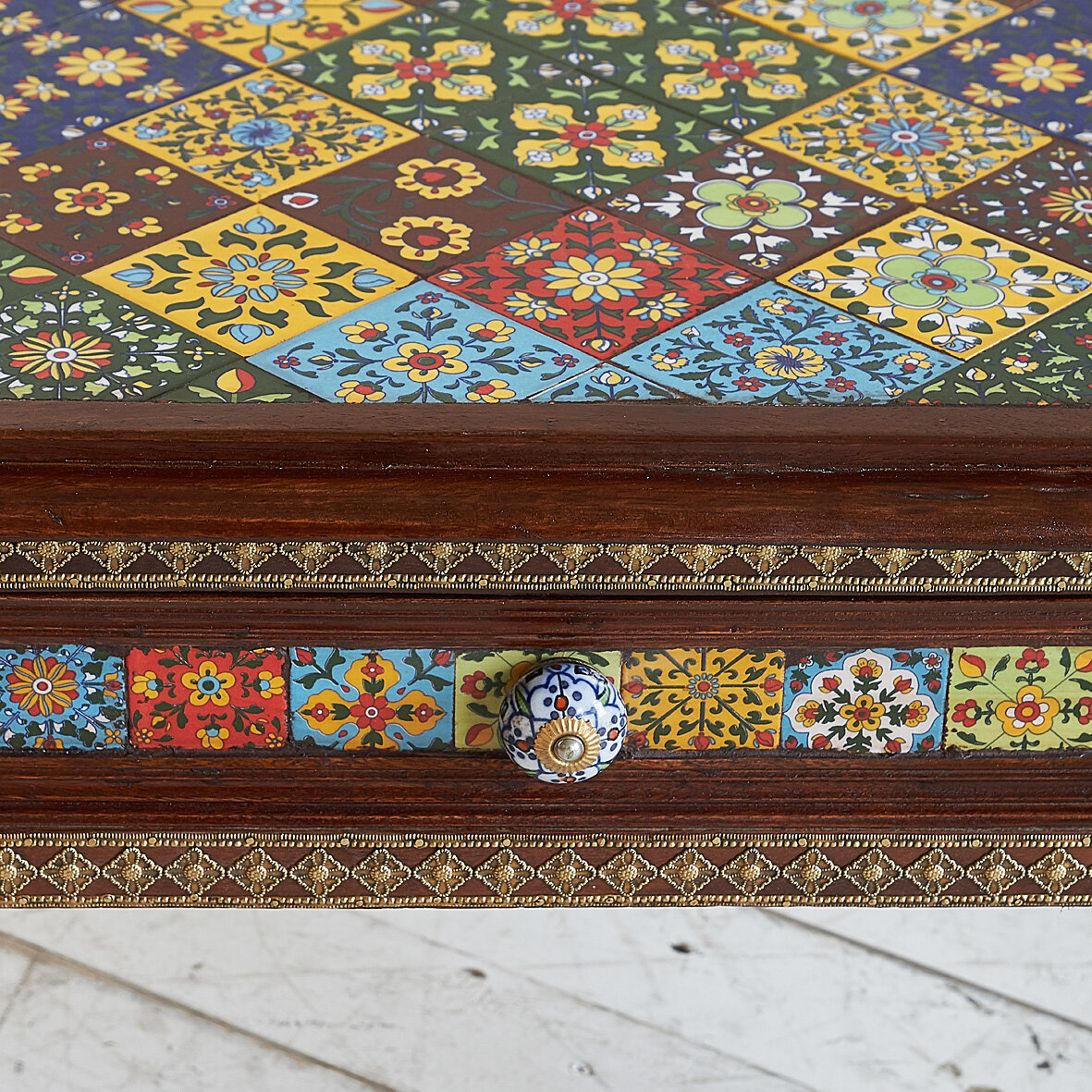 Столики, украшенные керамической плиткой и латунной чеканкой