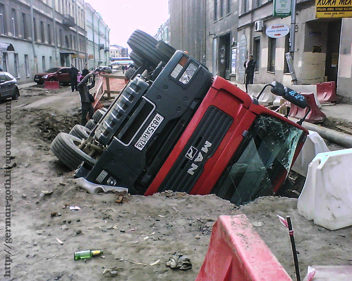 Веселый аемонт дороги в центре (не помню сейчас какая улочка в районе метро Садовая)