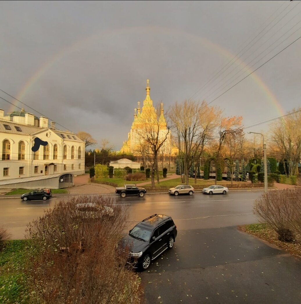 Мой любимый Петергоф - город моей юности и детства. На дальнем плане Собор Петра и Павла.