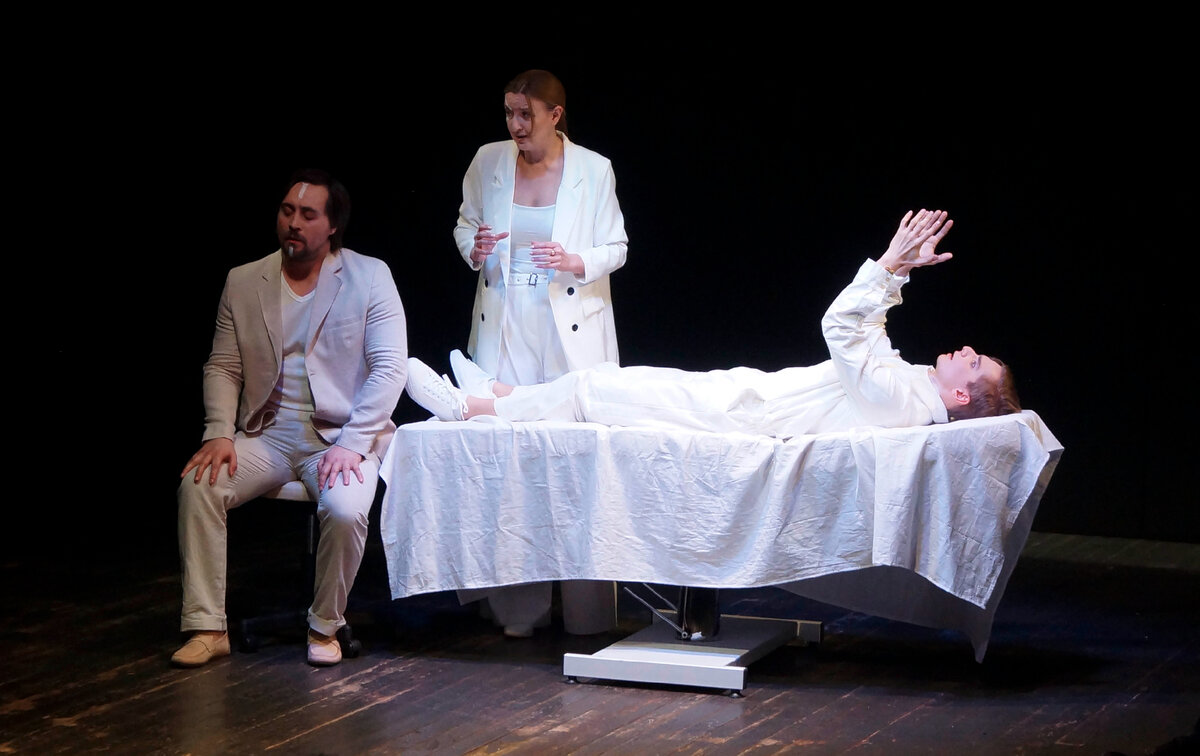 сцена из спектакля