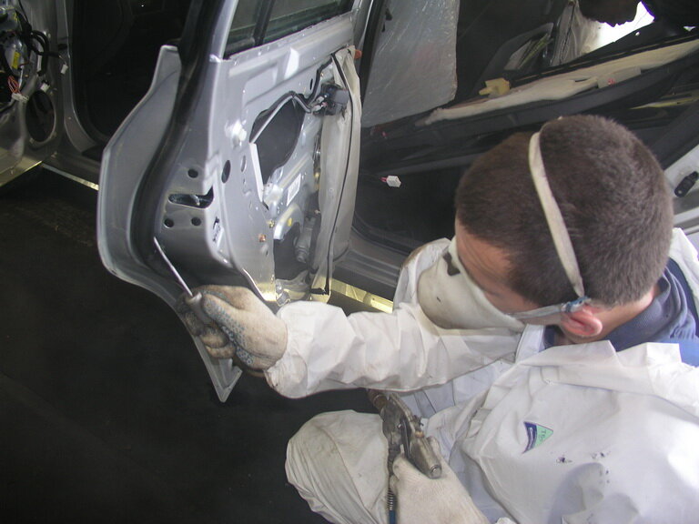 Современный антикор для скрытых полостей и влагу вытеснит, и по зазорам продвинется, и надежную адгезию обеспечит и много чего еще полезного сделает. Фото Юрия Буцкого