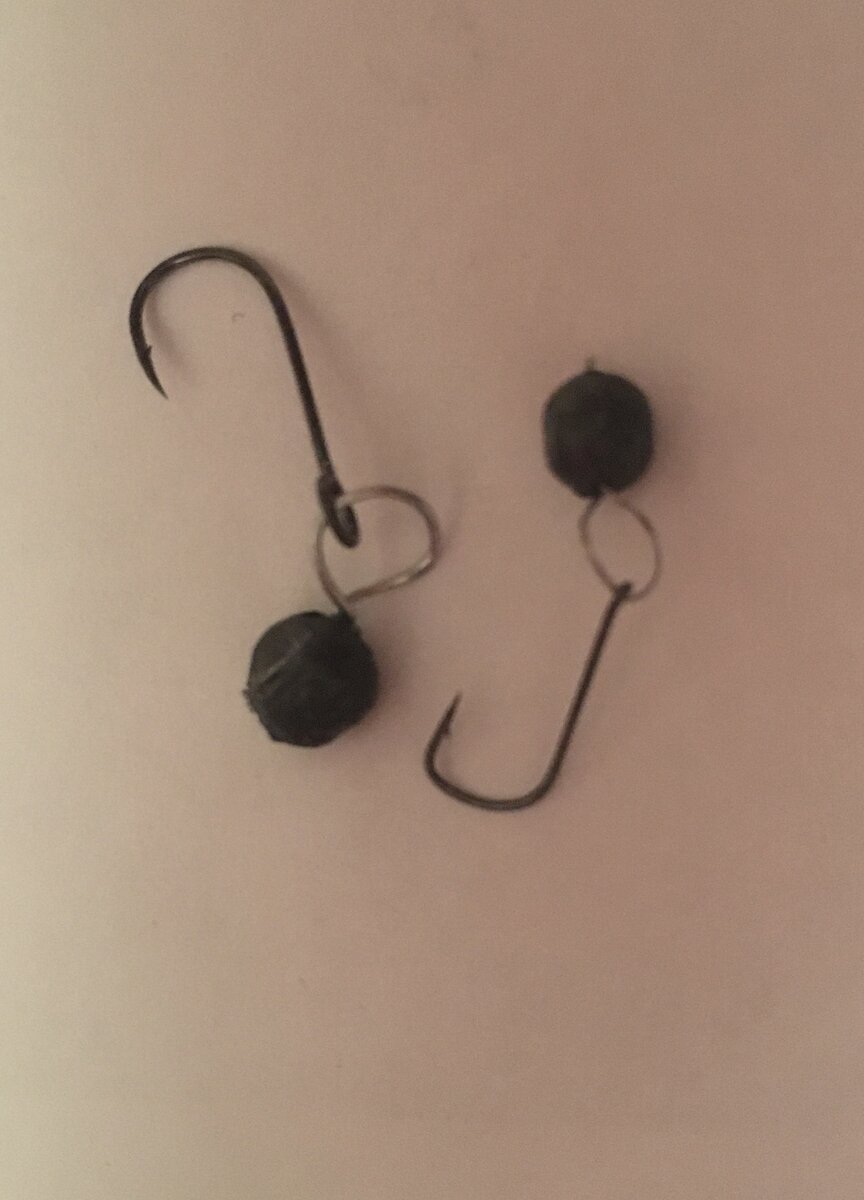 Слева одноухая мормышка из пружинки, справа - из двойной проволоки от водопроводного шланга)