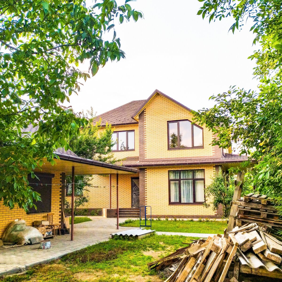 Гуляя по частному сектору в Краснодаре наткнулся на симпатичный дом. Кстати! Как вы относитесь к акциям?