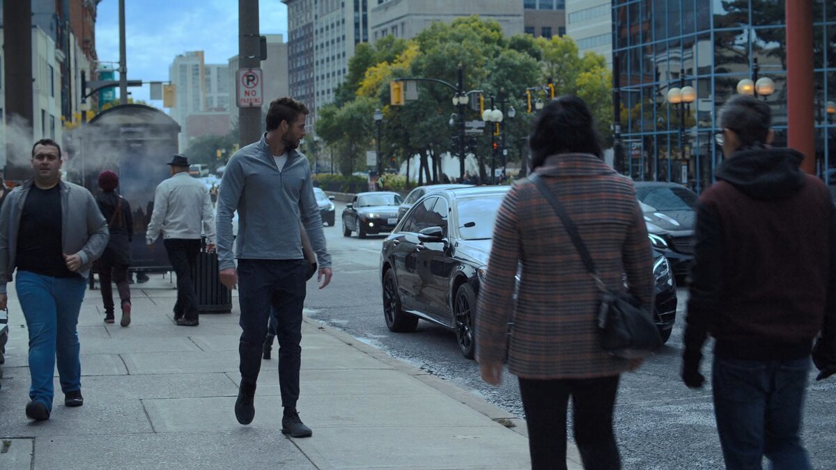 "Будь параноиком" - сказали главному герою перед началом игры. И фильм отлично передает это ощущение: когда охотником на тебя может оказаться абсолютно любой человек на улице, в транспорте или общественном месте.