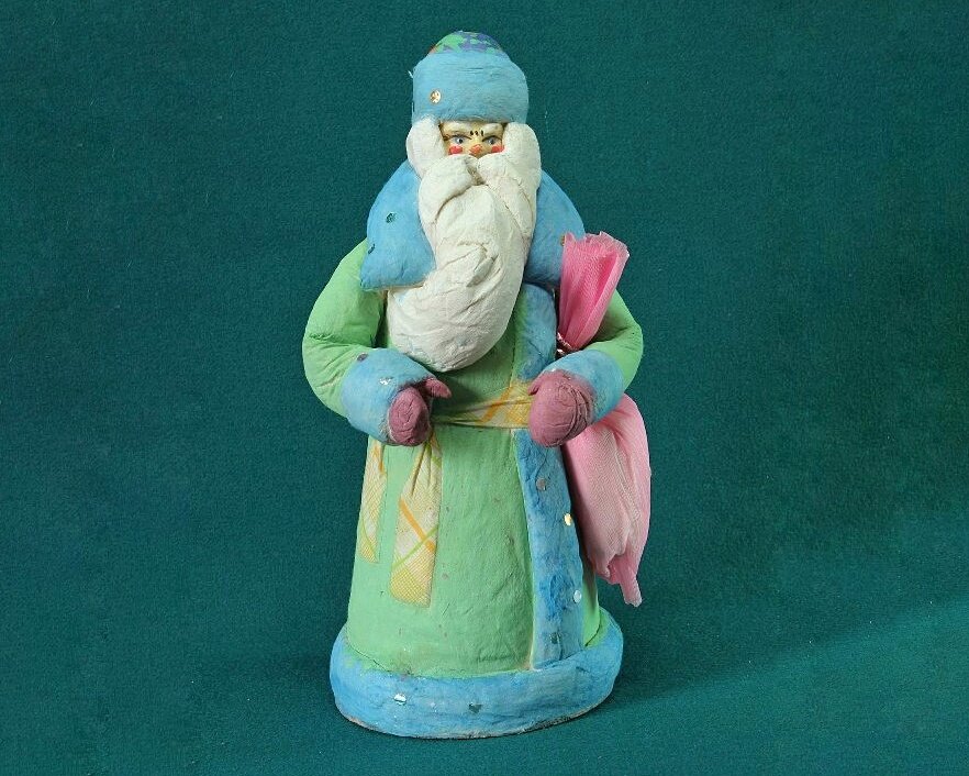  Дед Мороз - дерево, вата, бумага, 1980 год, высота 34 см, диаметр 14 см. "Историко-этнографический музей-заповедник "Шушенское", источник https://goskatalog.ru