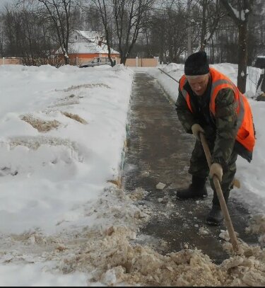 Уборка тротуаров от снега. Очистка тротуаров от снега. Очистка тротуара. Средства механизации для очистки тротуаров от снега. Чистка тротуаров зимой.