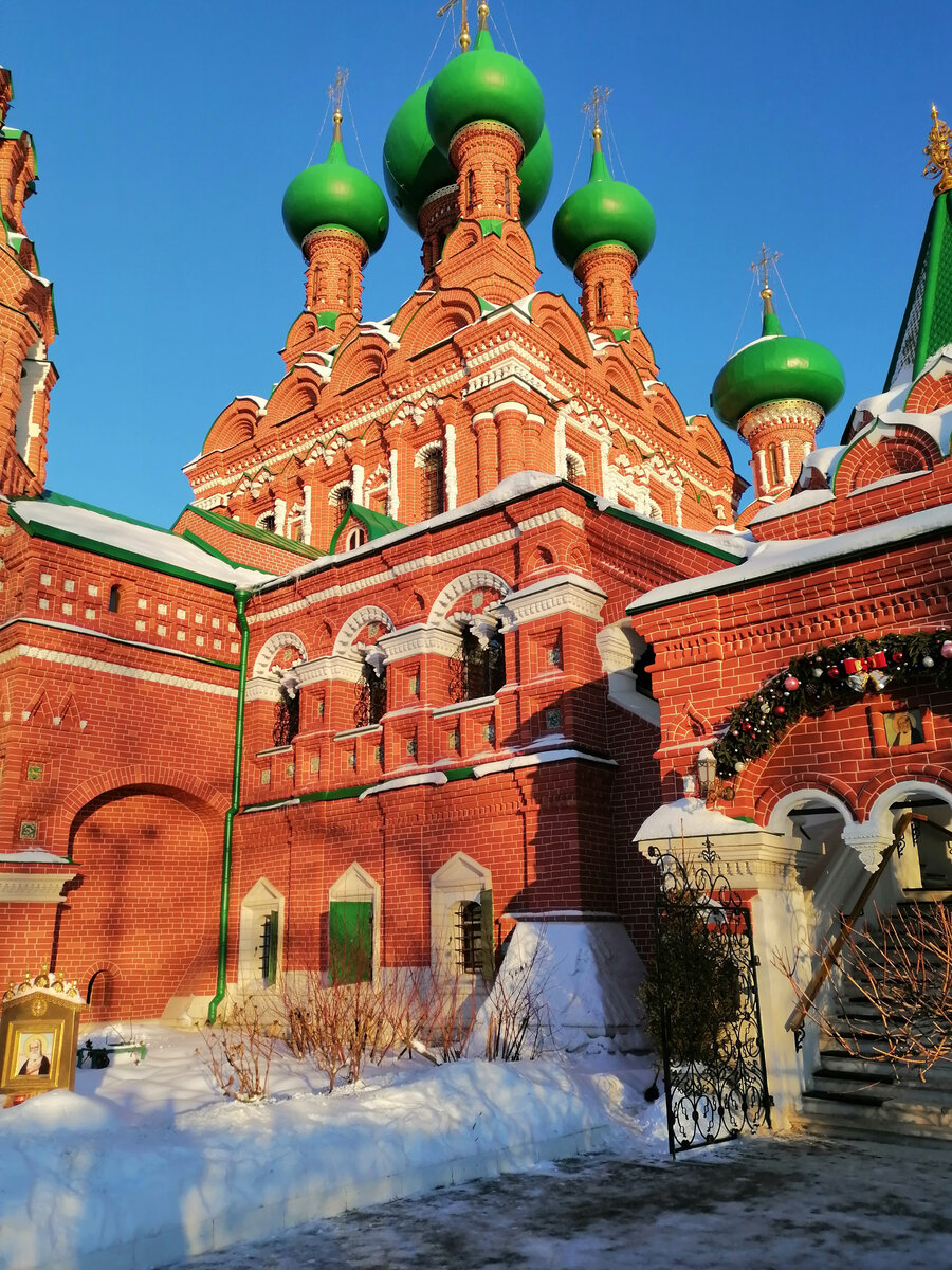 Храмом Живоначальной Троицы в Останкине (ул 1-я Останкинская, д. 7, стр. 2)