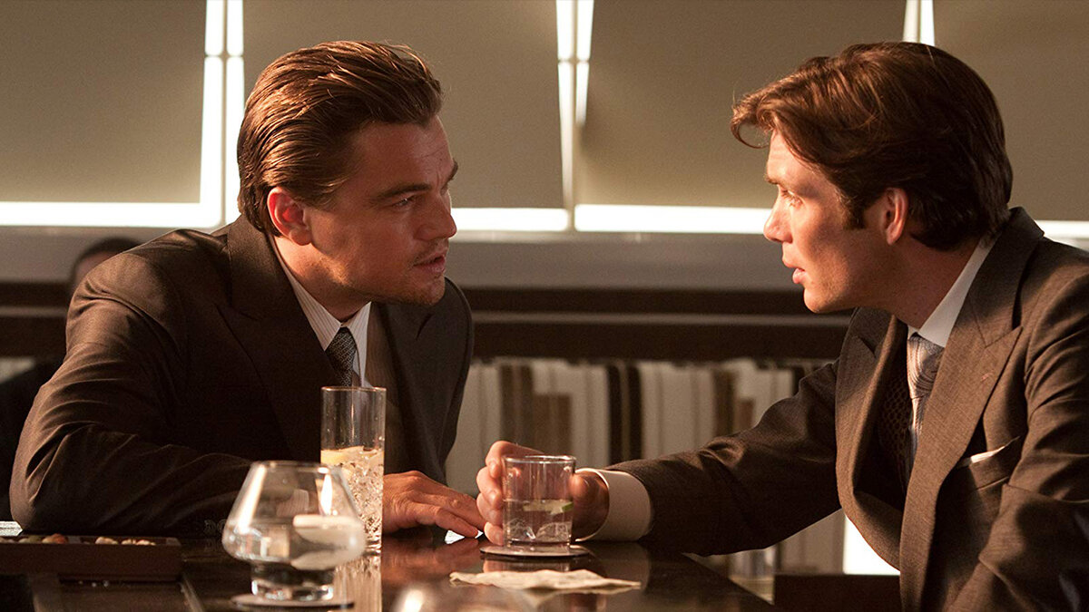 Неоднозначная концовка и захватывающий сюжет характеризует фильм Кристофера Нолана "Начало"