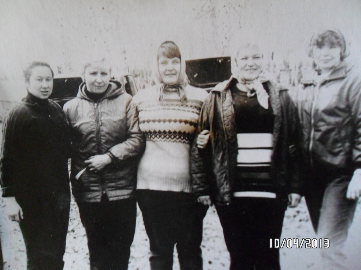 Подруги  Сабиры.  Слева направо: Галеева Зимфира, Валовик Нина, Понамарёва Наталья, Галушкина Нина и младшая сестра Хадича.