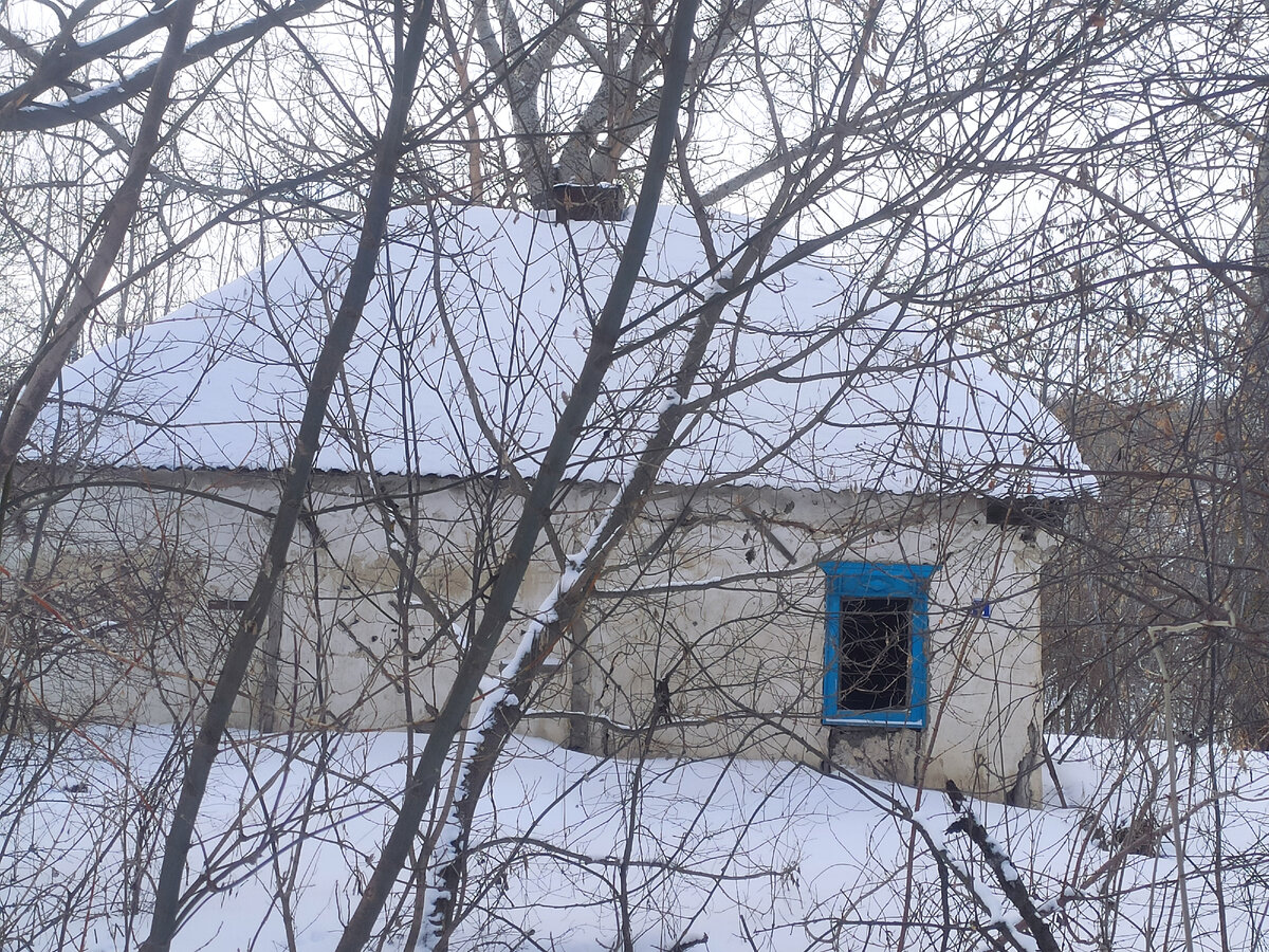 Один из нескольких десятков заброшенных домов