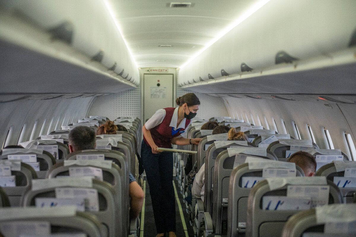 Борт самолета. Пассажиры отложенных рейсов. Аэропорт. Рейс отложен. Что случилось в домодедово в аэропорту сейчас.