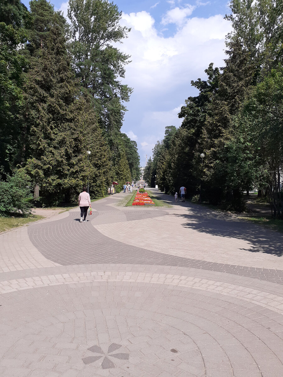 Аллея в парке.