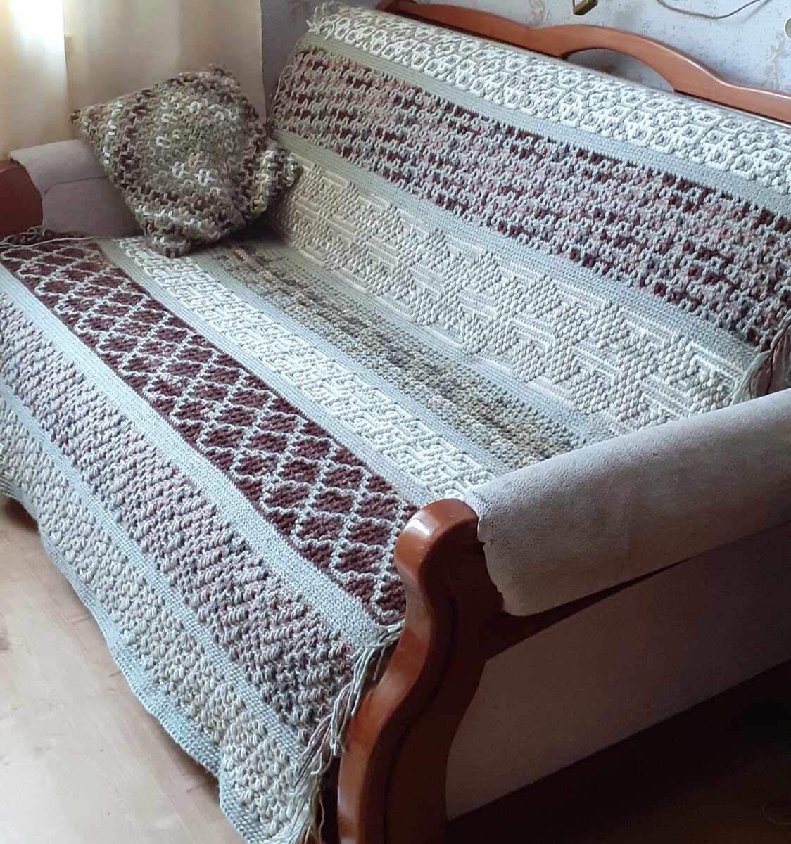 Для этого дивана и вязала)))